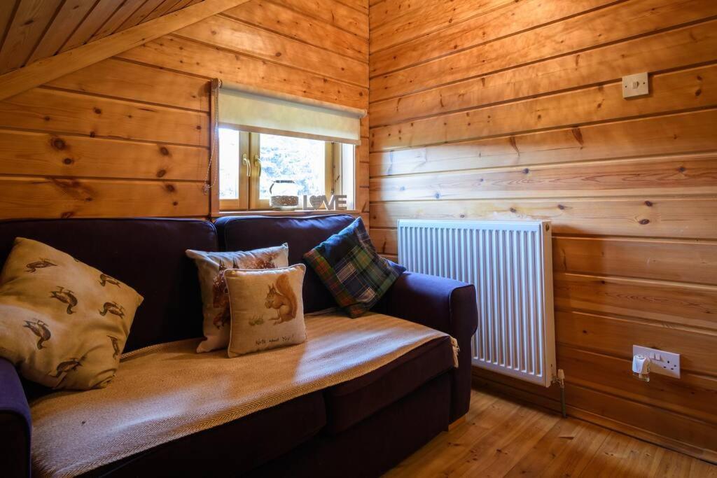 Villa Red Squirrel Log Cabin With Hot Tub Keith Exterior foto