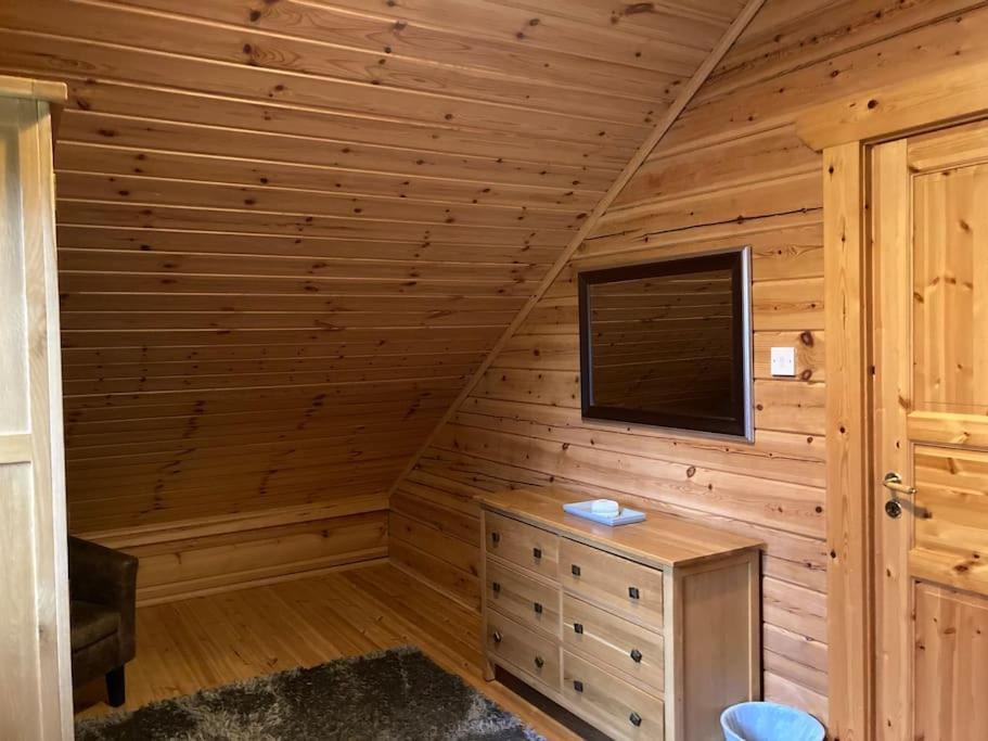 Red Squirrel Log Cabin With Hot Tub Keith Exterior foto