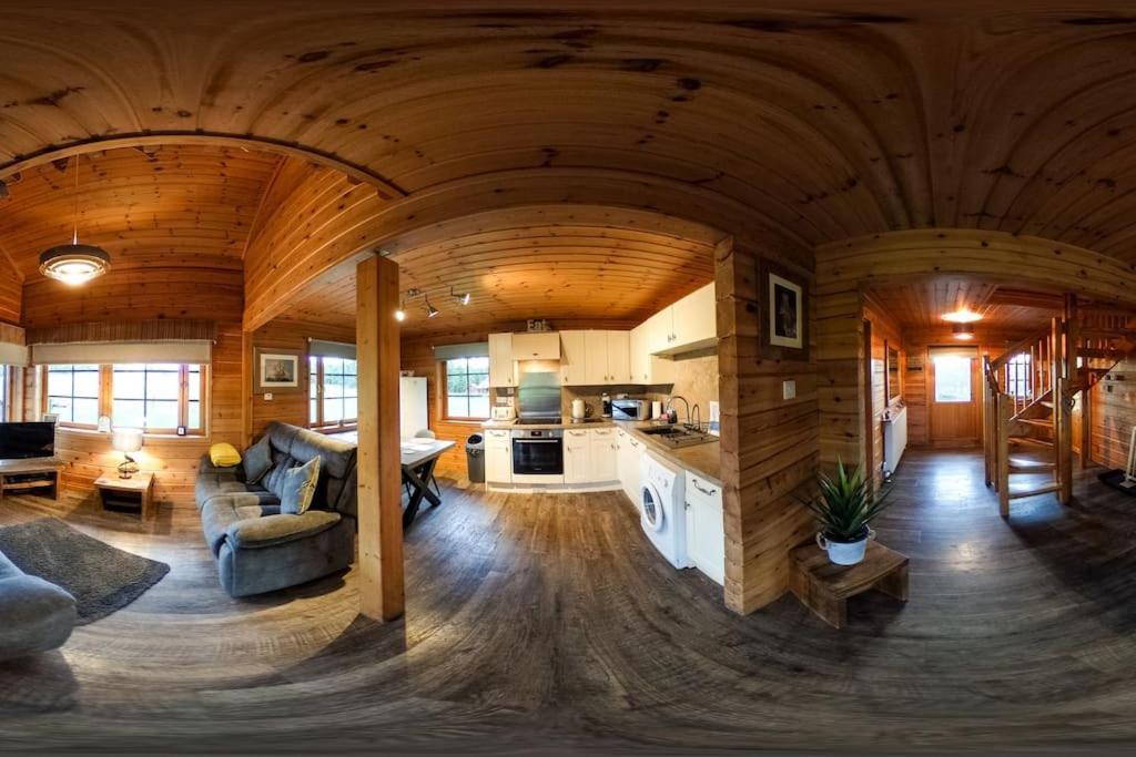 Villa Red Squirrel Log Cabin With Hot Tub Keith Exterior foto